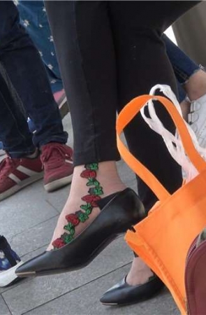 4k-有个性的肉丝袜黑高跟鞋街拍美女