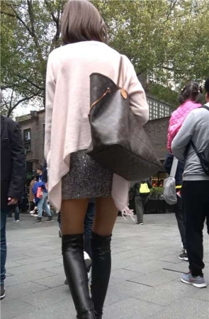 4K – 短裙丝袜美腿长筒靴性感街拍美女 [845 MB/MP4]