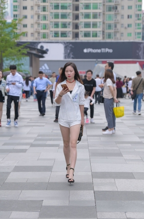 白白嫩嫩的美腿美眉