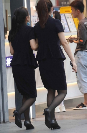 黑丝街拍高跟OL