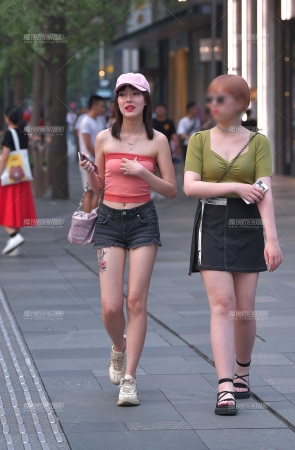 抹胸，热裤，美眉