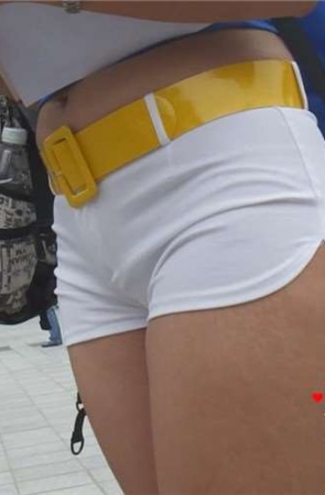 偶遇发传单的妹子，前庭饱满超级美三角紧身热裤。