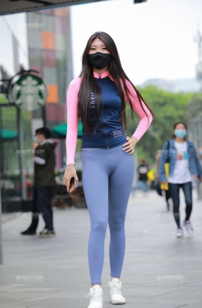 蓝色瑜伽裤小姐姐