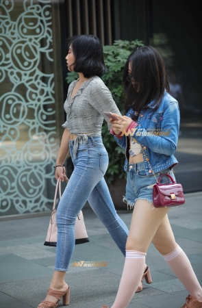 紧身牛仔让你穿出逆天大长腿