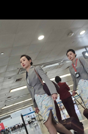 原创4K视频偶遇海航国际乘务组灰丝高跟空姐气质在线 2P