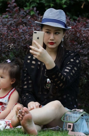 No1646 美艳少妇的精致玉足果然雪白粉嫩