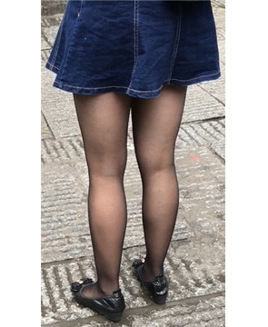 街拍诱人黑丝袜短裙美眉