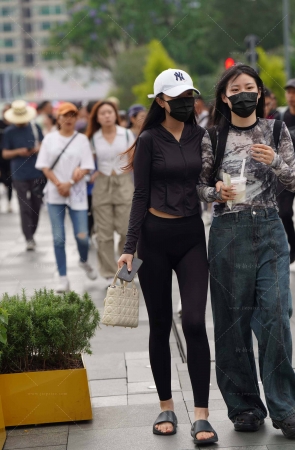 街拍黑色紧身裤印痕小妹