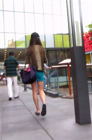 豹纹上衣蓝色包臀裙美女