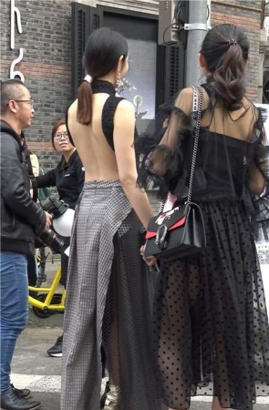 4k-露背连衣裙性感美女靓模摆拍 [3.48 GB]