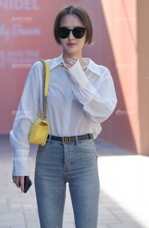 性感牛仔裤美女