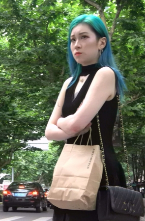 银白高跟、短裙性感染发的街拍美女