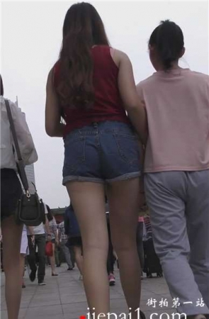 超短牛仔热裤妹子买面包不忘来个自拍 [834 MB]