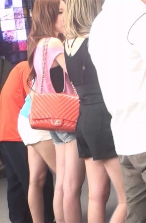 昏暗的霓红灯下看得见的极品美女