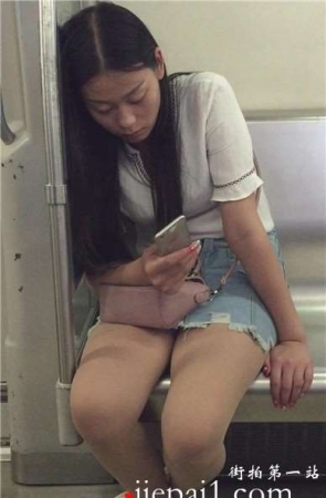 地铁上偶遇丰满妹子，看她好无聊的感觉。