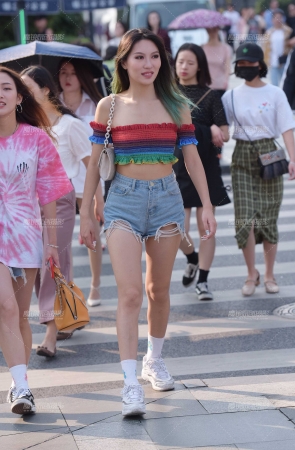 拼色一字抹胸、热裤美腿、野性美女