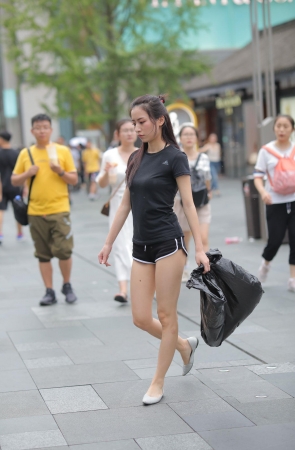 热爱环保的漂亮女孩