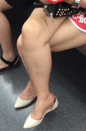 地铁拍摄白皙美腿挑鞋的女孩