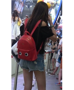 偶遇超短牛仔热裤女孩，小PP都露出来咯。