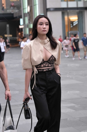 霸气外泄的性感小姐姐