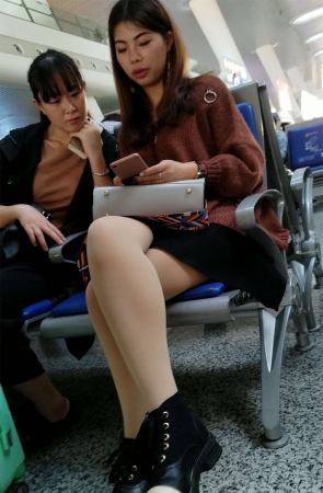 候车的肉色丝袜美眉嘴唇诱惑