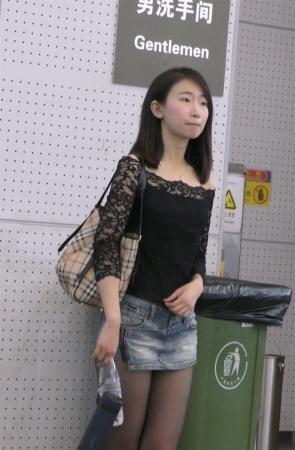 蕾丝衬衫黑丝袜牛仔热裤美腿