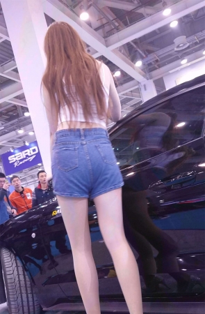 大长腿高腰牛仔热裤美女车模