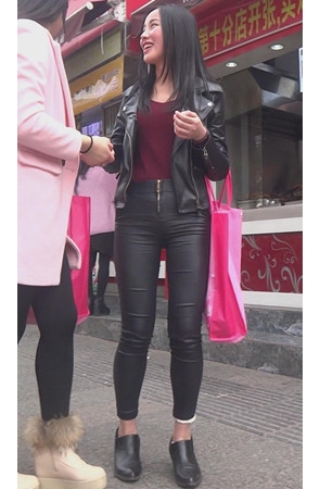 黑色皮衣皮裤妹子