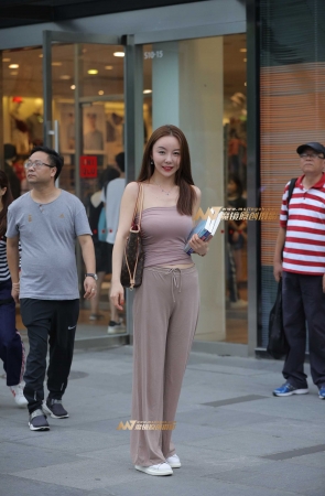 甜美抹胸的小姐姐