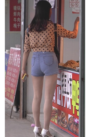 牛仔热裤肉丝妹子