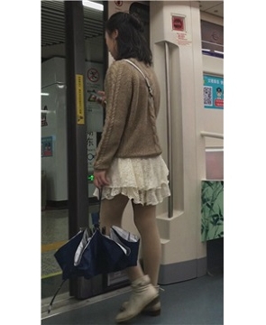 地铁超近拍摄美腿肉丝袜短裙美女