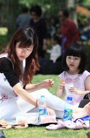 No777 清秀少妇的一双骨感大白脚，通体幼滑光洁