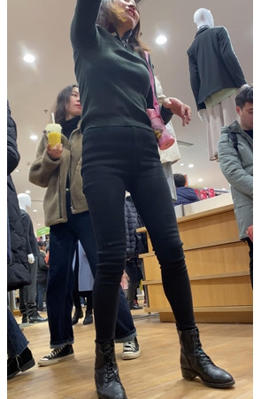 黑色牛仔裤美妇