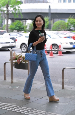 紧牛丰臀的奶茶小姐姐