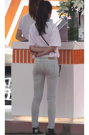 一直再打电话的浅牛美女