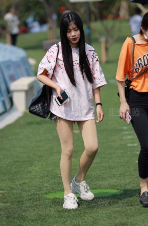 街拍青春长发少女