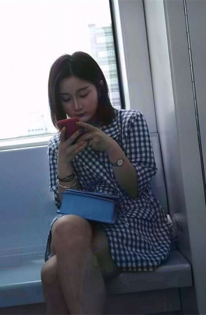 格子衣女神美女就坐在对面