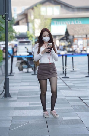 街拍超短裙黑丝小姐姐