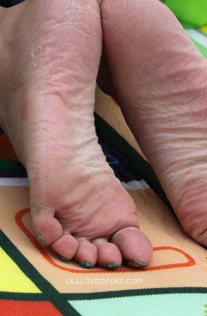 漂亮辣妈的一双精致玉足