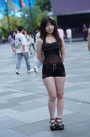 街拍肉肉的微胖女孩儿