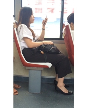 颜值爆表的美眉，你可知道身后那老头蠢蠢欲动。