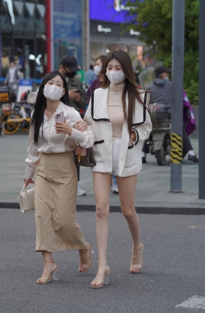 热裤美腿小姐姐