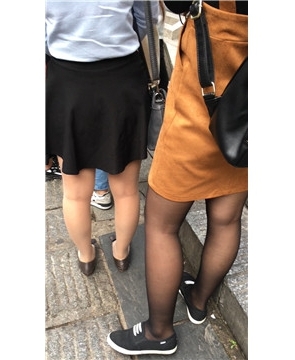 排队偶遇极品黑丝，送上门的美腿不拍白不拍。