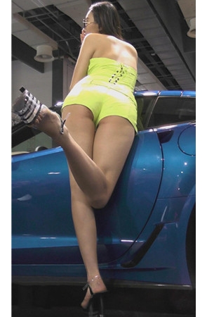 漂亮的裸腿车模