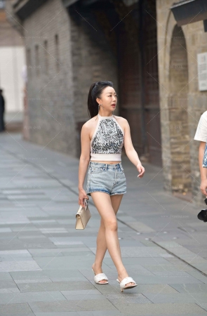 街拍美腿热裤马尾辫美女