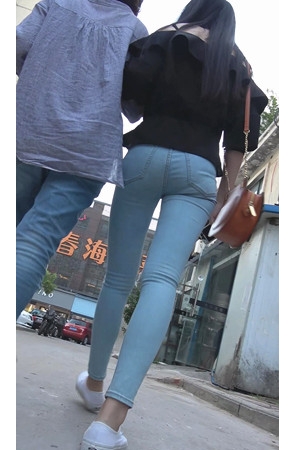 黑衣长腿牛仔妹子