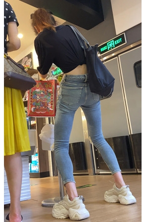 高挑的牛仔裤小美女