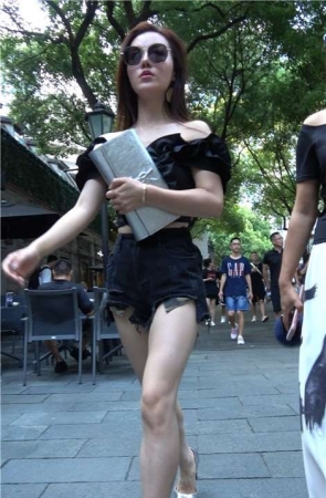 4K – 街拍超短热裤性感美女女神姐姐 [826 MB]