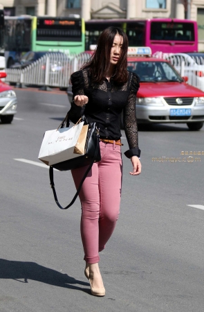 第574篇粉色紧身裤高挑美女上台阶 —-8P