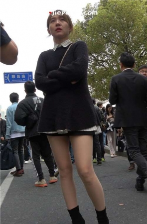 4K – 街拍美女小姐姐穿上丝袜的美腿完全看不出 [984 MB/mp4]